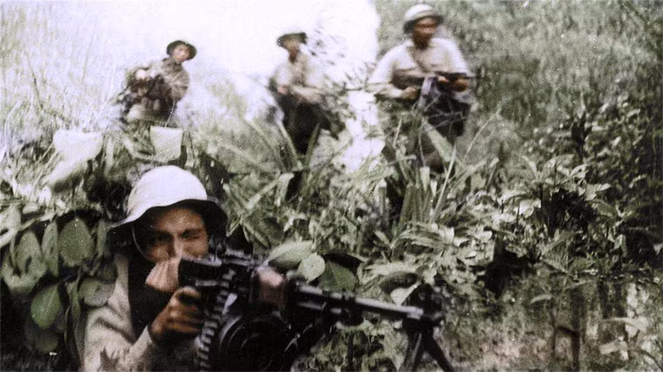 Những hình ảnh đen trắng đã quá quen thuộc với nhiều thế hệ nay được khoác lên lớp áo mới với màu sắc rực rỡ và đầy sống động. Nguồn ảnh: TL/Phục chế: Minh Duong.