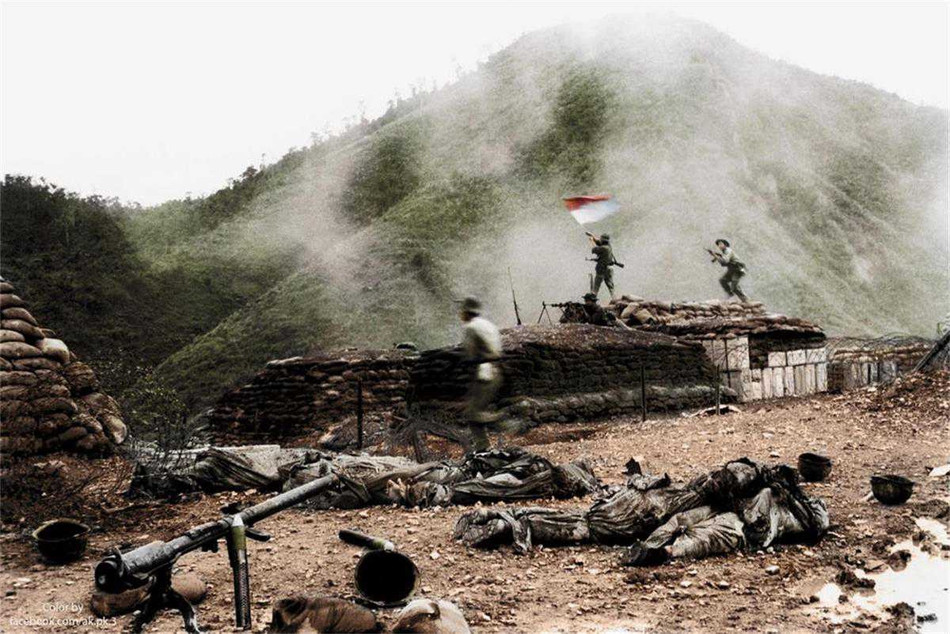 Chiếm cứ điểm của đối phương, quân địch bỏ xác tử sĩ không kịp sơ tán bỏ chạy từ trước đó. Nguồn ảnh: TL/Phục chế: Minh Duong.