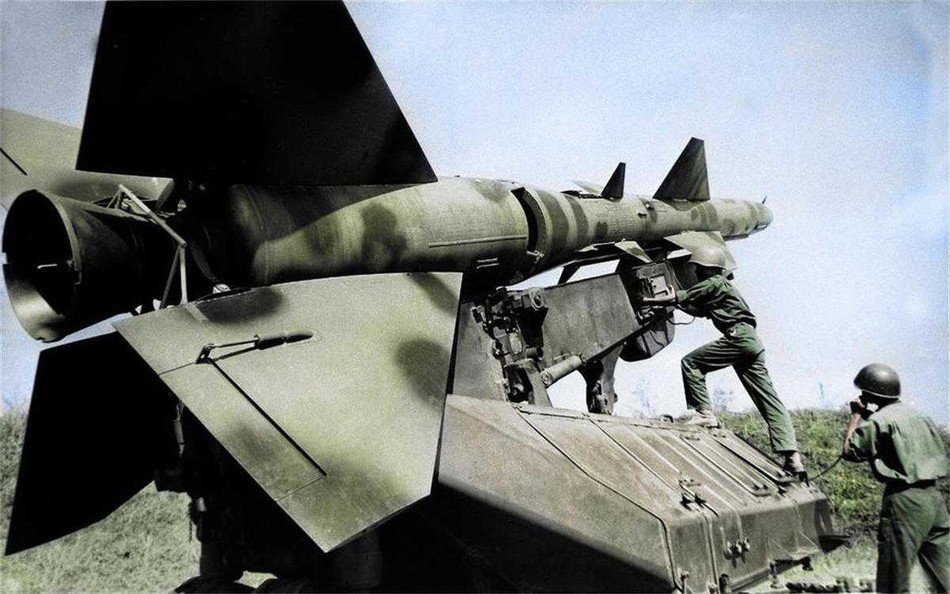 Tên lửa SA-2 phòng thủ bầu trời phía Bắc trong thời gian bị Không quân Mỹ phá hoại. Nguồn ảnh: TL/Phục chế: Minh Duong.