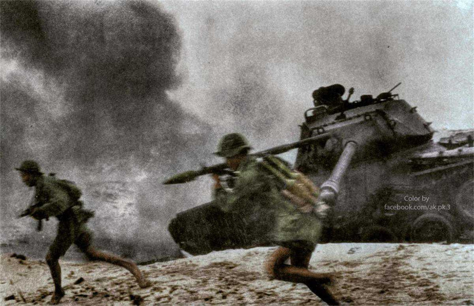 Đặc công Việt Nam tiêu diệt xe tăng chủ lực của địch, mở đường cho lục quân và thiết giáp ta tiến công. Nguồn ảnh: TL/Phục chế: Minh Duong.