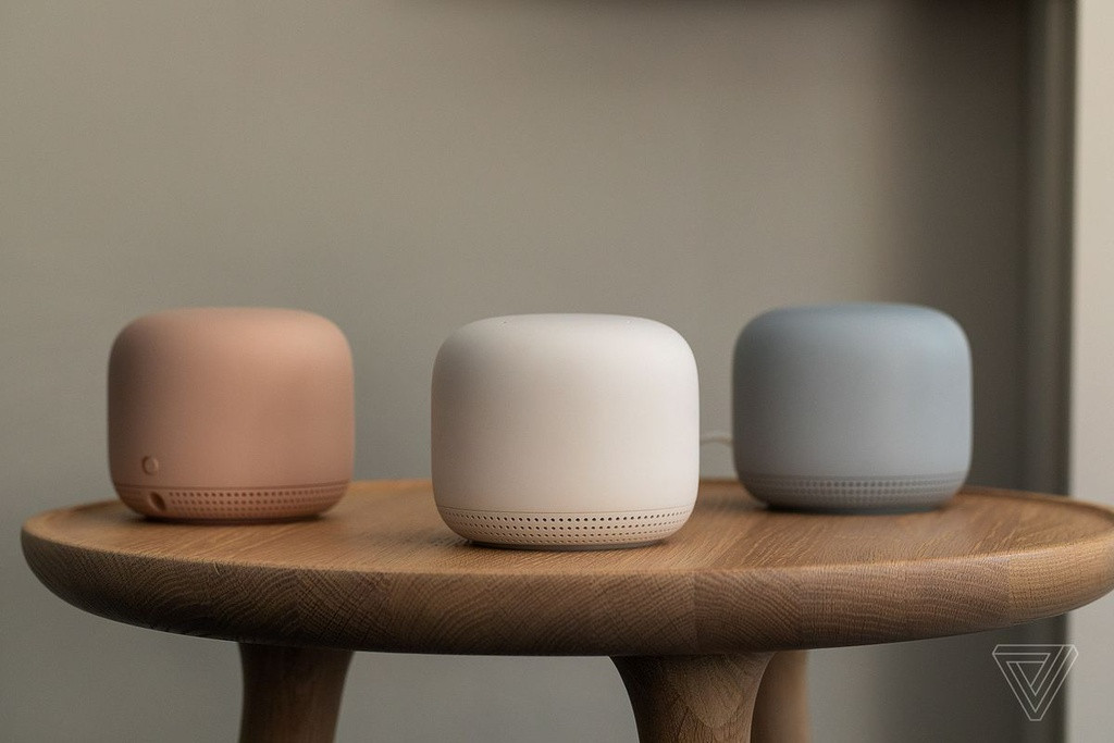 Thay đổi kênh hoặc băng tần Wi-Fi. Tín hiệu Wi-Fi được chia thành các kênh khác nhau, router sẽ sử dụng một kênh cụ thể để giao tiếp với thiết bị. Nếu hàng xóm bạn có một kết nối Wi-Fi cùng kênh, tốc độ truy cập sẽ bị ảnh hưởng. Bạn có thể thay đổi kênh Wi-Fi để cải thiện tốc độ kết nối, tùy vào nhà sản xuất router mà cách chỉnh sẽ khác nhau. Các kênh nên lựa chọn là kênh 1, 6 và 11 bởi chúng sẽ ít nhiễu nhất nếu có nhiều thiết bị cùng kết nối. Ngoài ra, bạn có thể chuyển sang dùng băng tần 5 GHz (nếu router có hỗ trợ) thay vì băng tần 2,4 GHz để tăng tốc độ và băng thông kết nối, dù phạm vi phủ sóng sẽ kém hơn 2,4 GHz. Ảnh: The Verge.