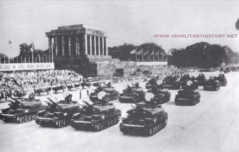 Được Liên Xô thiết kế trong giai đoạn từ năm 1957 tới năm 1962, khẩu pháo tự hành ZSU-23-4 được ra đời để thay thế cho người tiền nhiệm là ZSU-57-2. Nguồn ảnh: VNmilitary.