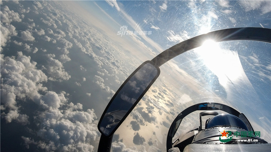 Việt Nam cũng là một trong những quốc gia đầu tiên trên thế giới sở hữu loại chiến đấu cơ này. Cùng trong năm 2003, Trung Quốc cũng ký hợp đồng mua 24 chiến đấu cơ Su-30MK2. Nguồn ảnh: Sina.