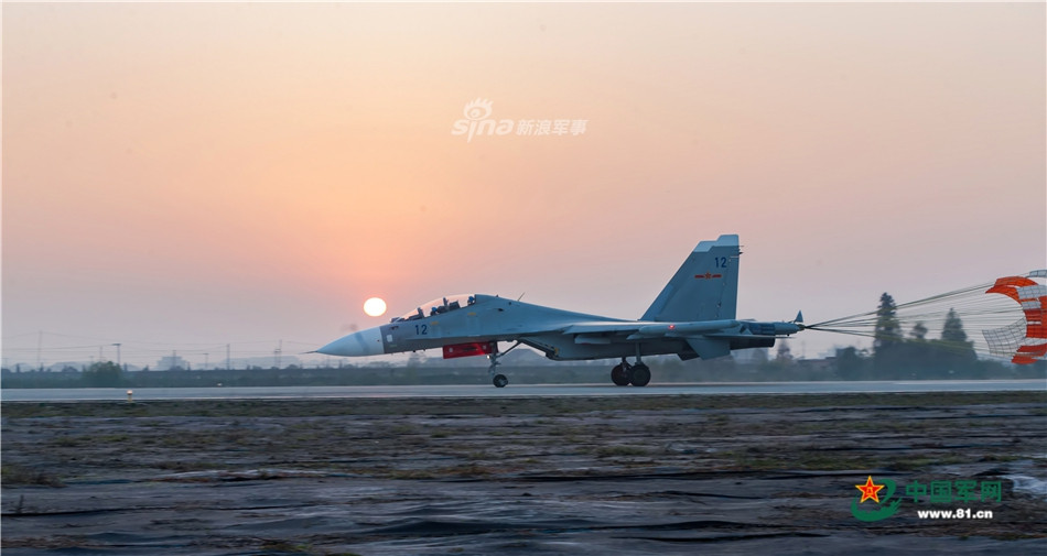 Năm 2013, Indonesia tiếp tục đặt mua thêm 6 chiến đấu cơ Su-30MK2 nữa từ phía Nga. Mặc dù vậy ở thời điểm hiện tại, Indonesia đã không còn cơ hội tiếp cận chiến đấu cơ Nga do bị Mỹ can thiệp doạ cấm vận. Nguồn ảnh: Sina.