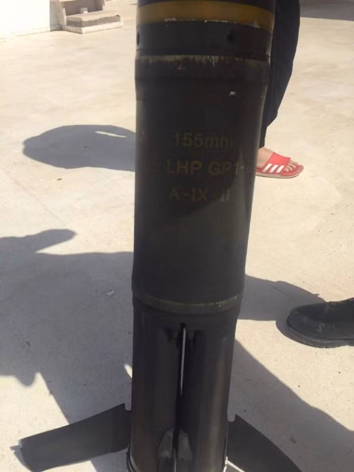 Vụ việc được cho là xảy ra ở Tripoli, Lybia. Viên đạn pháo với đầy đủ thông số kỹ thuật trên thân gần như còn nguyên vẹn sau khi rơi. Nguồn ảnh: Armamen.