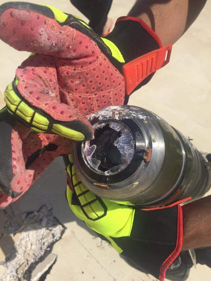 Phần đầu dò bao gồm các cảm biến và hệ thống dẫn đường của viên đạn pháo vỡ toác nhưng bản thân viên đạn lại không nổ, chỉ làm vỡ vài viên gạch trên nóc nhà nơi mà nó đáp xuống. Nguồn ảnh: Armamen.