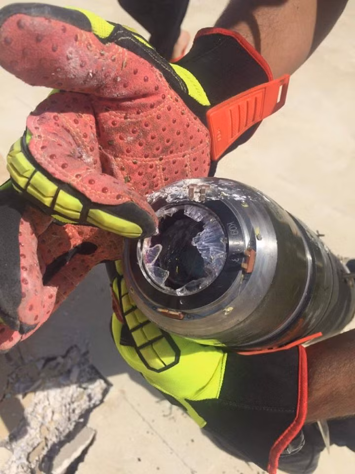 Phần đầu dò bao gồm các cảm biến và hệ thống dẫn đường của viên đạn pháo vỡ toác nhưng bản thân viên đạn lại không nổ, chỉ làm vỡ vài viên gạch trên nóc nhà nơi mà nó đáp xuống. Nguồn ảnh: Armamen.