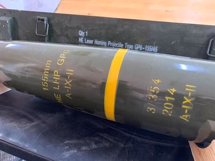 Điều này có nghĩa là hệ thống đầu dò, dẫn đường của đạn pháo hoạt động rất tốt nhưng bản thân viên đạn lại không thực hiện được nhiệm vụ cơ bản nhất của mình - đó là phát nổ khi đâm vào mục tiêu. Nguồn ảnh: Armamen.