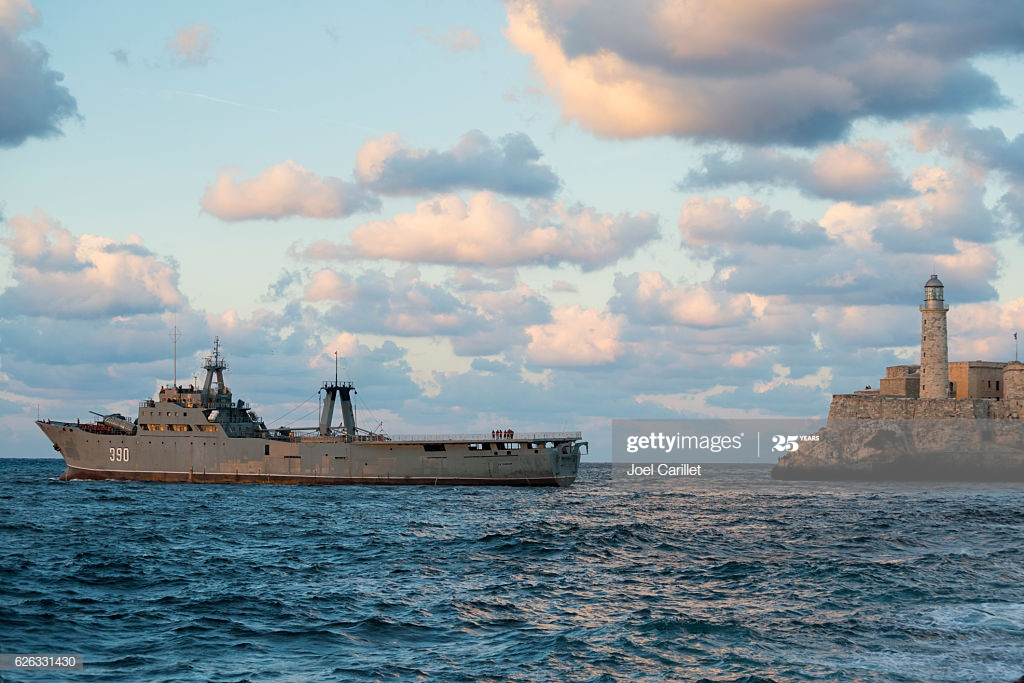 Ở phía sau, tàu thậm chí còn được trang bị sàn đỗ trực thăng để có thể mang theo được trực thăng vận tải hoặc trực thăng cảnh báo sớm. Nguồn ảnh: Pinterest.