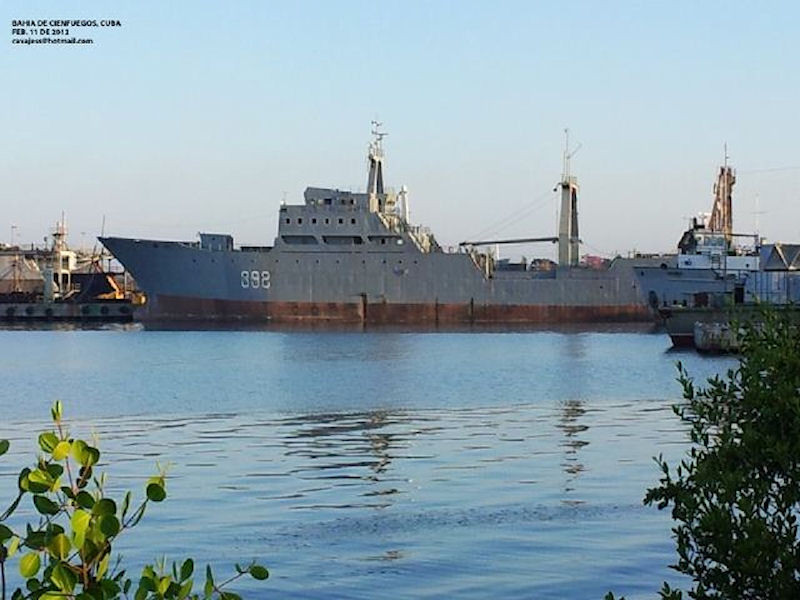 Theo nhiều nguồn tin, loại tàu quân sự "tự chế" này của Cuba có choáng nước khoảng 3200 tấn, mang được tên lửa chống hạm Silkworm với một tháp pháo xe tăng (hoặc xe chiến đấu bộ binh) được đặt phía trước tàu. Nguồn ảnh: Pinterest.