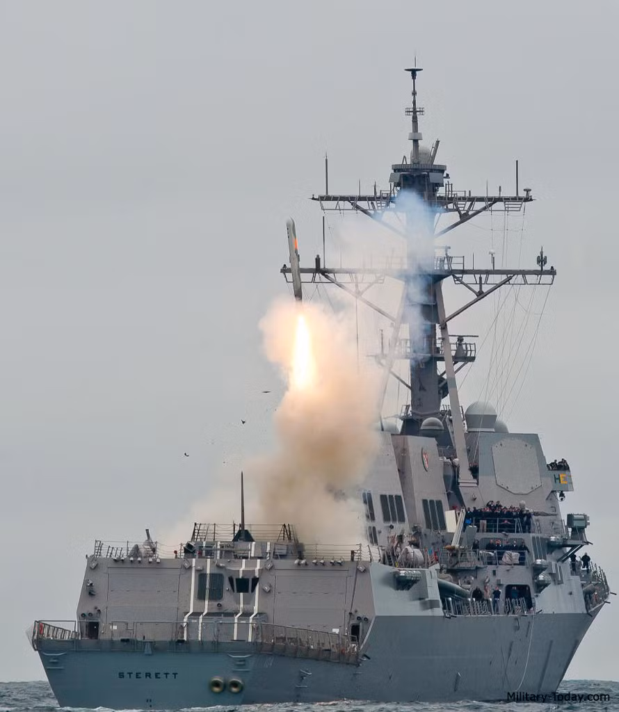 Hiện tại trên thế giới chỉ có hai quốc gia sử dụng loại tên lửa này trong biên chế bao gồm Anh và Mỹ. Kể từ khi ra đời tới nay, Tomahawk cũng vướng phải không ít bê bối về việc đắt nhưng "không sắt ra miếng" khi nó không đạt được độ chính xác cao như quảng cáo trong nhiều lần thực chiến. Nguồn ảnh: Pinterest.