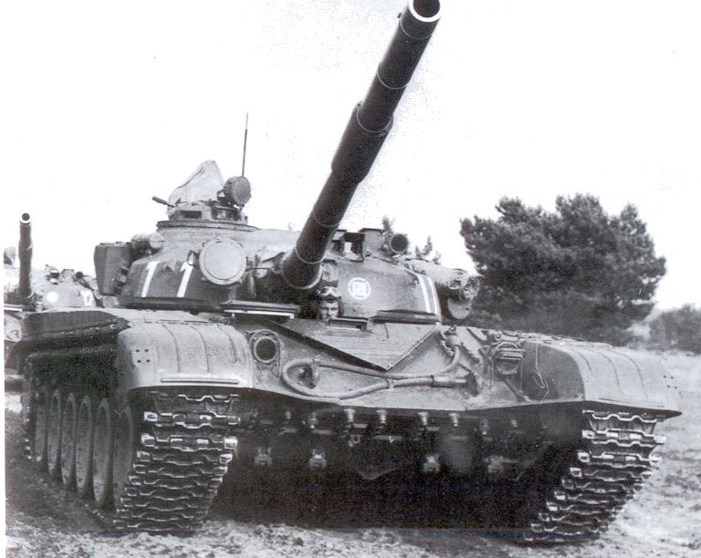 Tiếp đến là các xe tăng T-72M1. Hiện tại trong biên chế của Hàn Quốc được cho là có ít nhất 8 xe tăng loại này. Nguồn ảnh: Pinterest.