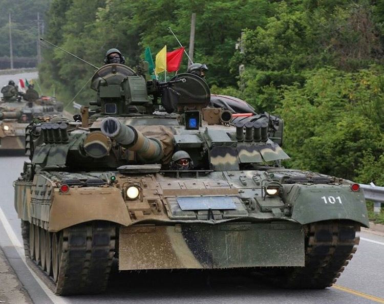 Các xe tăng T-80 này cũng được Hàn Quốc sử dụng vào nhiệm vụ chính là đóng vai "quân xanh" trong những cuộc tập trận thực binh của lực lượng tăng thiết giáp nước này. Nguồn ảnh: Pinterest.