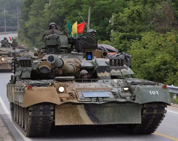 Các xe tăng T-80 này cũng được Hàn Quốc sử dụng vào nhiệm vụ chính là đóng vai "quân xanh" trong những cuộc tập trận thực binh của lực lượng tăng thiết giáp nước này. Nguồn ảnh: Pinterest.