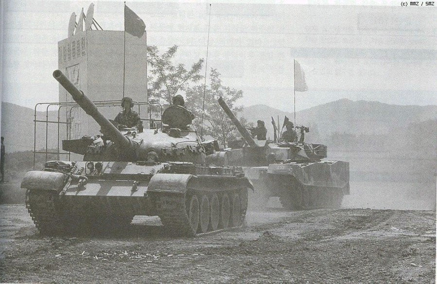 Đầu tiên là các xe tăng T-62 hay còn có tên gọi khác là Tiran-6. Đây là loại xe tăng Liên Xô cũ nhất mà Hàn Quốc từng sở hữu. Nguồn ảnh: Pinterest.