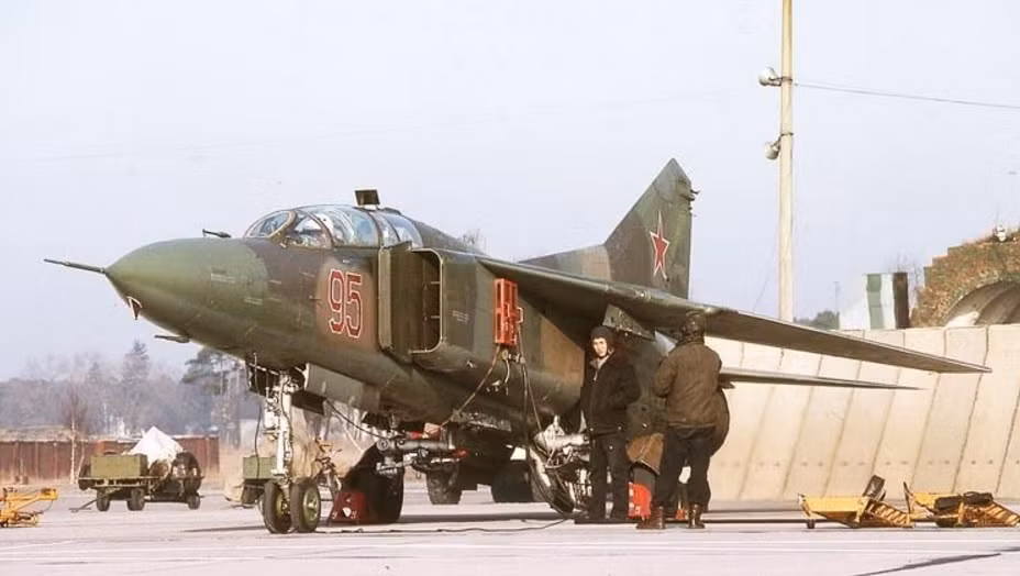 Hết không phận Tây Đức, hết không phận Hà Lan, tới tận không phận Bỉ chiếc MiG-23 vẫn tiếp tục bay. Tuy nhiên do độ cao của nó quá lớn, NATO không dám bắn hạ vì sợ mảnh vỡ sẽ rơi vào khu dân cư. Gần tới Pháp, chiếc MiG-23 hết nhiên liệu và rơi thẳng xuống một trang trại khiến một thanh niên 19 tuổi thiệt mạng. Nguồn ảnh: Pinterest.