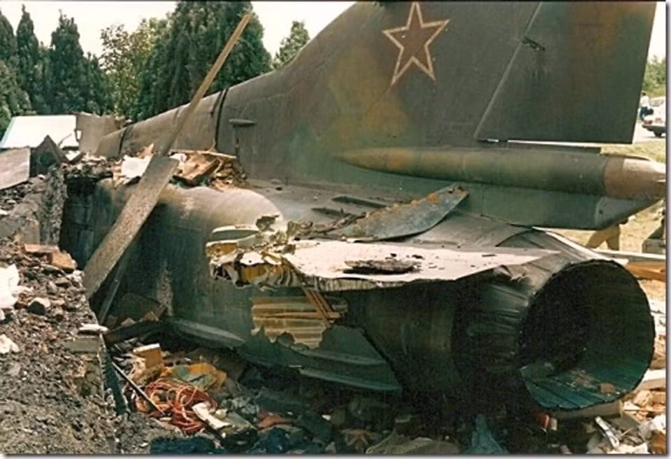 Nguyên nhân của vụ việc là do phi công bay tuần tra trên chiếc chiến đấu cơ MiG-23M đã phát hiện tiếng nổ ở phần động cơ và mất lực nâng ngay ở phút đầu tiên khi cất cánh. Nguồn ảnh: Pinterest.