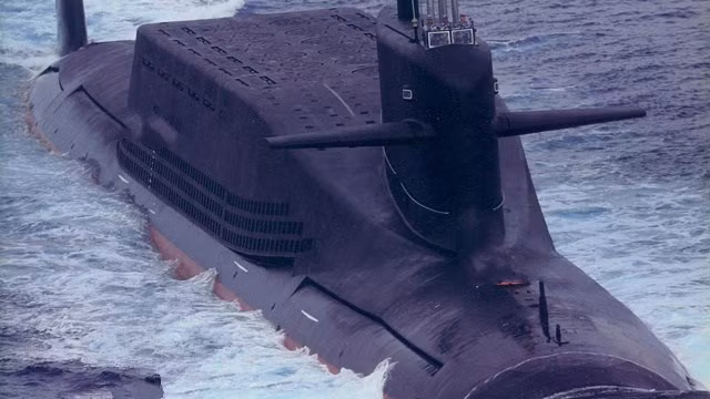 Khác với quá trình đóng mới tàu sân bay hay tàu đổ bộ tấn công, toàn bộ quá trình thi công tàu ngầm đã được diễn ra trong nhà chứa và hoàn thiện trong hầm chứa tàu ngầm, tránh được tai mắt của truyền thông quốc tế. Nguồn ảnh: BI.