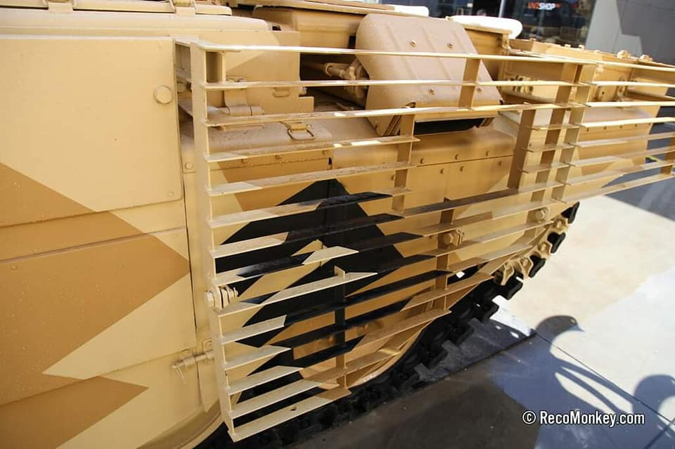 Phần sau xe vẫn được trang bị giáp lồng - thứ giáp đơn giản những đặc biệt hiệu quả, chống lại được nhiều loại vũ khí chống tăng. Nguồn ảnh: Reco.