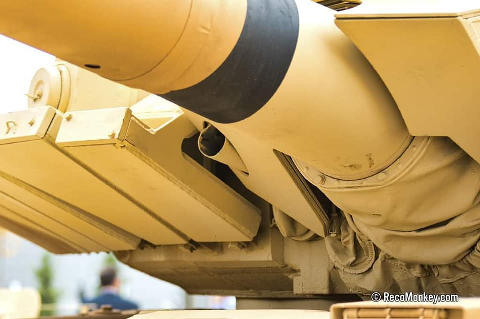 Súng máy đồng trục được gắn cùng với pháo chính của xe, pháo chính quay tới đây, súng máy đồng trục sẽ chỉ về hướng đó. Nguồn ảnh: Reco.