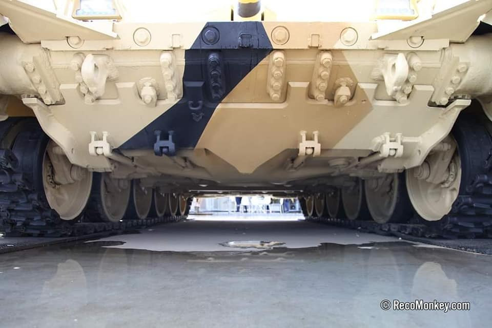 Phần gầm của xe tăng T-90MS với cửa thoát hiểm dưới gầm xe ở ngay phía sau vị trí của ghế lái. Nguồn ảnh: Reco.