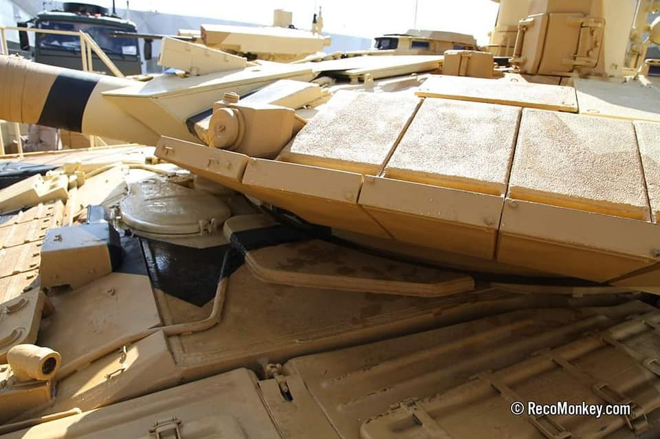 Điểm nổi bật nhất của T-90MS so với các phiên bản trước đó đó là hệ thống đèn gây nhiễu đã được bỏ đi mặc dù hệ thống phòng vệ Shtora vẫn tiếp tục được sử dụng. Nguồn ảnh: Reco.