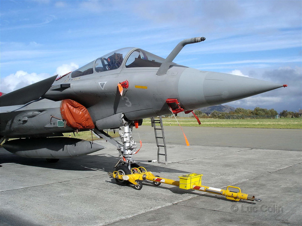 Truyền thông Ấn Độ thẳng thừng nhận xét, rất có thể phía sau hợp đồng này là một vụ bê bối lớn liên quan tới các tướng lĩnh cấp cao của Ấn Độ và các nhà thầu Pháp thậm chí sẵn sàng "tiếp tay" để đẩy giá lên cao. Nguồn ảnh: Pinterest.