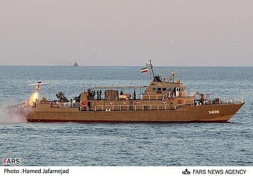 Điều đáng nói đó là mặc dù đây chỉ là một tàu hậu cần có kích thước nhỏ và sau khi trở thành "mục tiêu bất đắc dĩ" cho quả tên lửa chống hạm của Iran, tàu hậu cần này vẫn không chìm. Nguồn ảnh: Pinterest.