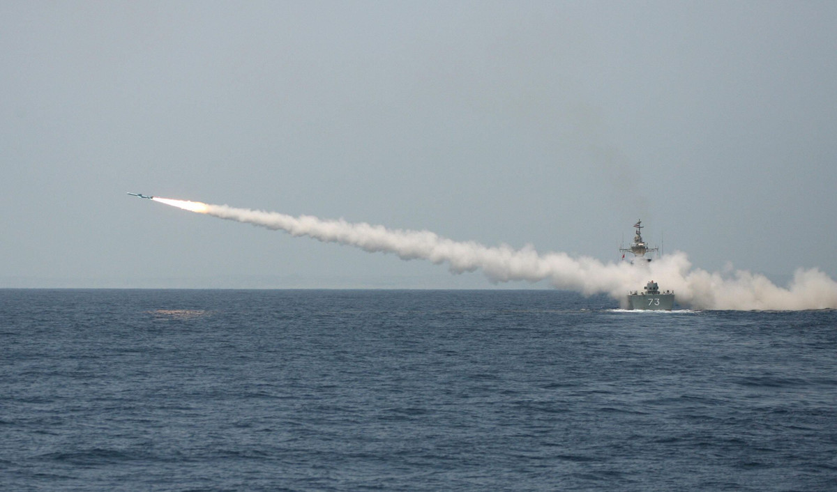 Trong trường hợp tác chiến, thông thường nhiều tên lửa diệt hạm sẽ được phóng đi cùng lúc nhắm vào chỉ một mục tiêu duy nhất để giảm khả năng bị đánh chặn. Nếu được phóng theo kiểu số lượng lớn, chắc chắn các tên lửa Noor sẽ đủ sức đánh chìm tàu địch. Nguồn ảnh: Pinterest.