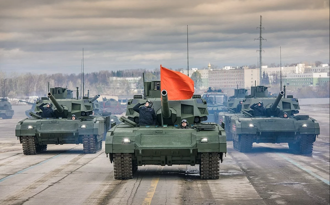 Cụ thể, kíp lái của xe tăng T-14 Armata sẽ được đặt trong một cái kén, nằm gọn trong thân xe tăng và không có bất cứ ai trong số ba thành viên kíp lái ngồi trong tháp pháo như ở những loại xe tăng đời cũ trước đây. Nguồn ảnh: Rumil.