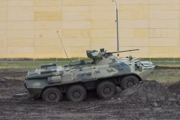 Những thiết giáp BTR-82A này sẽ được trang bị thay thế cho loại thiết giáp BTR-80 hiện đang được biên chế trong lực lượng lục quân Nga. Ngoài ra, một số lượng lớn BTR-82A cũng sẽ được nâng cấp lên chuẩn BTR-82AM. Nguồn ảnh: BMDP.
