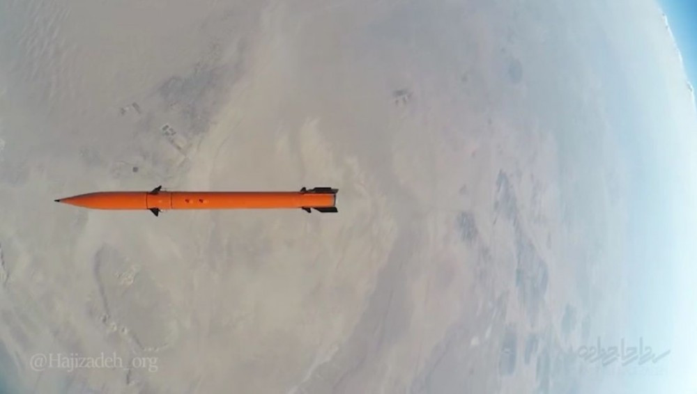 Dựa vào những hình ảnh được Iran công bố, các chuyên gia quân sự cho rằng tên lửa đạn đạo mà Iran vừa thử nghiệm được xây dựng dựa trên phiên bản 333mm của tên lửa Fajr-4 - một trong những loại tên lửa thuộc dòng Fajr huyền thoại của Iran. Nguồn ảnh: BMDP.