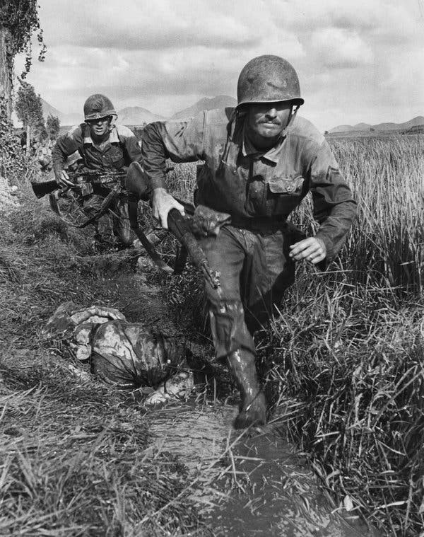 Cuộc chiến tranh bị lãng quên nổi tiếng nhất mà Mỹ từng tham gia chính là Chiến tranh Triều Tiên. Cuộc chiến tranh này diễn ra trong giai đoạn từ năm 1950 tới năm 1953 và xét về mặt lý thuyết, tới nay chiến tranh Triều Tiên vẫn chưa kết thúc mà mới chỉ đang... ngừng bắn. Nguồn ảnh: Pinterest.