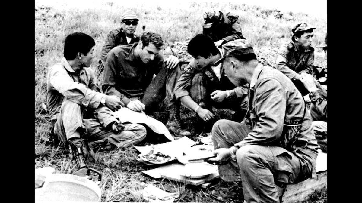 Ngoài việc rải thảm vào Lào, Mỹ cũng chống lưng cho các lực lượng đối lập ở Lào tiến hành xung đột, nội chiến và thậm chí Mỹ còn đưa đặc nhiệm sang Lào để săn lùng các tuyến đường mòn của ta nhằm chỉ điểm cho máy bay Mỹ ném bom. Nguồn ảnh: Pinterest.