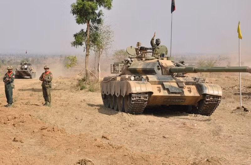 Những phiên bản cải tiến của xe tăng Type 69-II sau này được Myanmar trang bị pháo nòng rãnh xoắn 105mm thay cho khẩu pháo chính 100mm giúp xe tăng Type 69-II có hệ thống hoả lực vượt trội hơn hẳn so với nguyên bản. Nguồn ảnh: Pinterest.