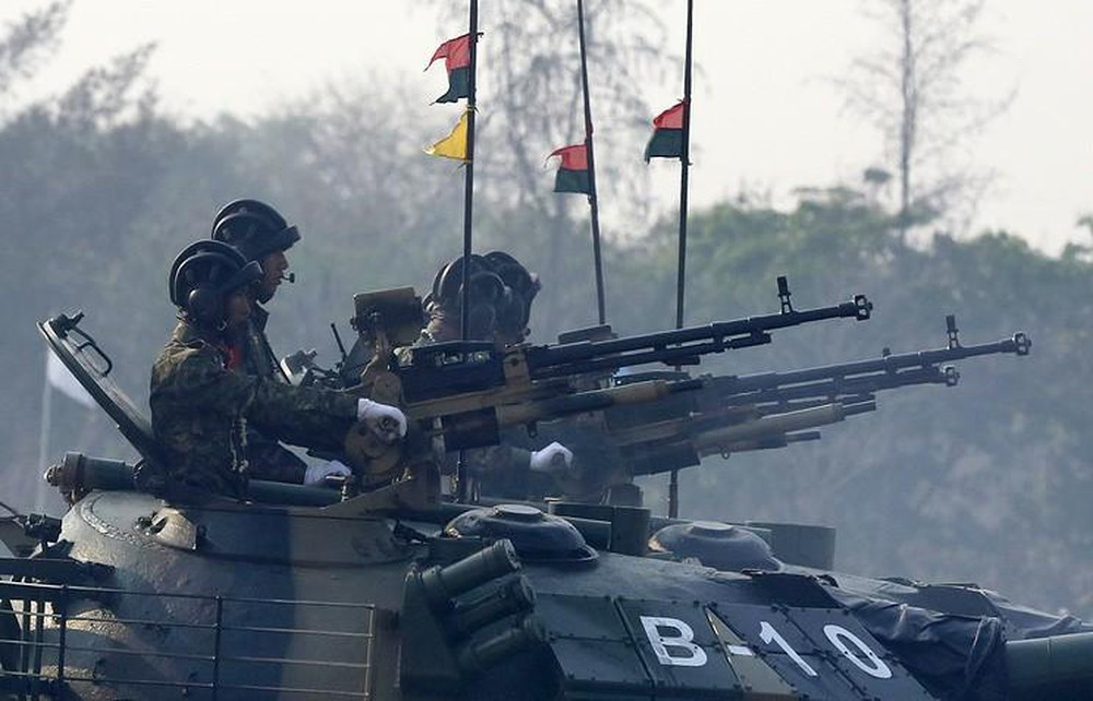 Giống như Type 59 trước đây, Type 69-II cũng yêu cầu kíp chiến đấu 4 người - nghĩa là xe không có hệ thống nạp đạn tự động. Xe được trang bị một khẩu pháo nòng trơn 100mm cùng súng máy đồng trục 7,62mm. Nguồn ảnh: Pinterest.