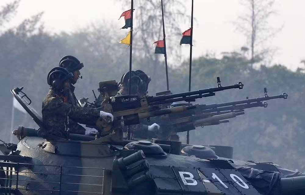 Giống như Type 59 trước đây, Type 69-II cũng yêu cầu kíp chiến đấu 4 người - nghĩa là xe không có hệ thống nạp đạn tự động. Xe được trang bị một khẩu pháo nòng trơn 100mm cùng súng máy đồng trục 7,62mm. Nguồn ảnh: Pinterest.