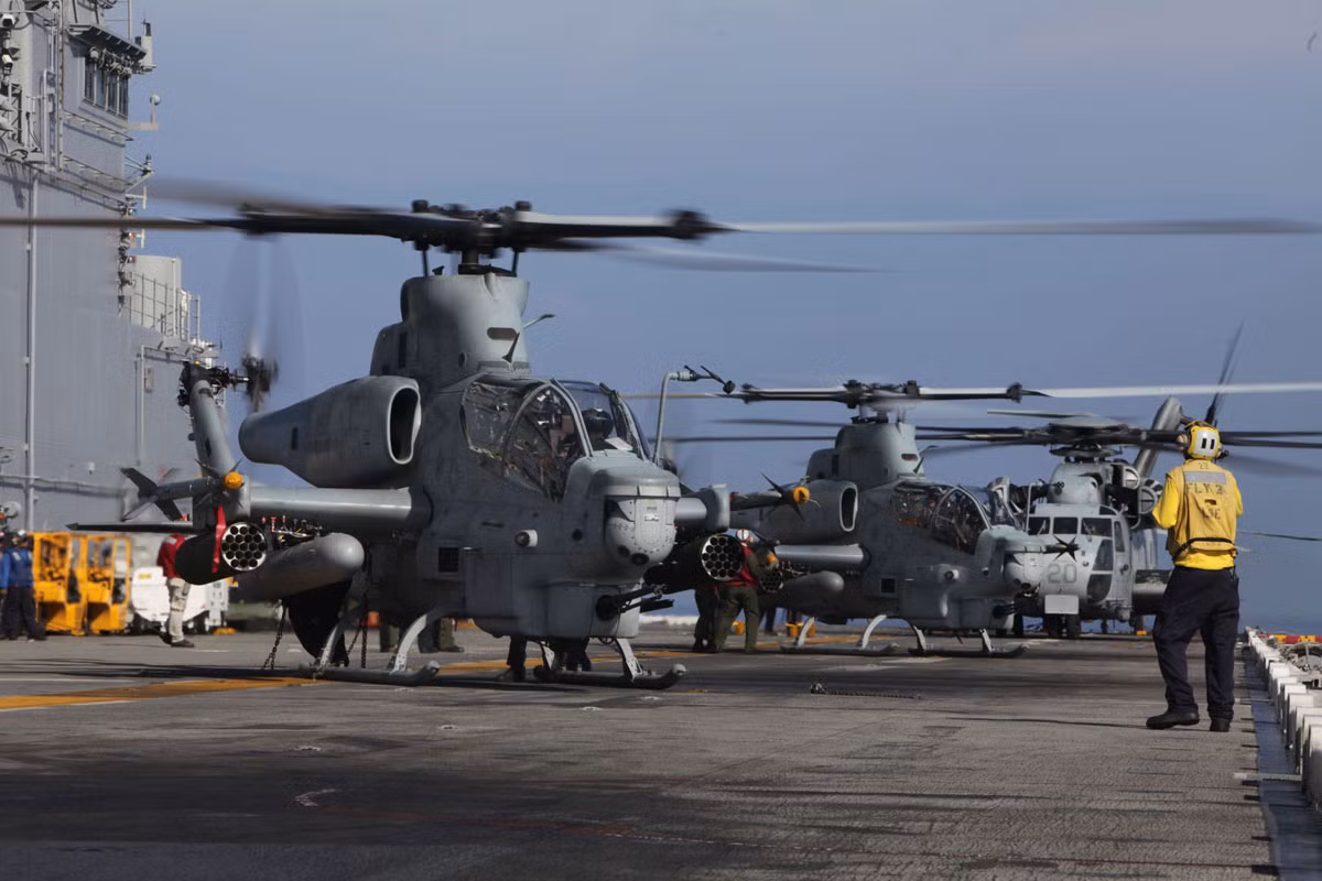 AH-1Z Viper là dòng trực thăng tấn công rất hiện đại của Bell Helicopter được thiết kế riêng cho Thủy quân Lục chiến Mỹ với chi phí tới 31 triệu USD/chiếc. Nguồn ảnh: Pinterest.