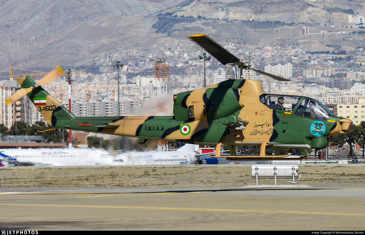 Không thể không kể tới dàn trực thăng tấn công đông đảo bậc nhất Tây Á mà Không quân Iran đang sở hữu. Đầu tiên là dàn 50 trực thăng tấn công AH-1J Cobra. Nguồn ảnh: Pinterest.
