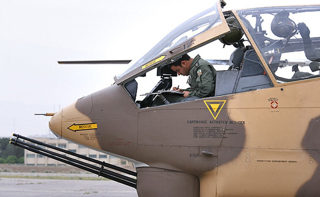 Đây cũng là loại trực thăng Việt Nam từng "quen mặt" khi Mỹ sử dụng với số lượng lớn ở chiến trường Việt Nam. Trước khi trực thăng tấn công Apache ra đời, AH-1J Cobra được coi là loại trực thăng tấn công nổi tiếng nhất thế giới với thành tích chiến đấu cực kỳ nổi bật. Nguồn ảnh: Pinterest.