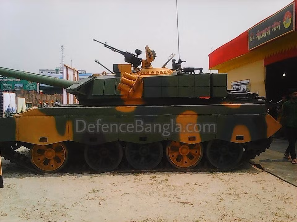 Về cơ bản, gói nâng cấp này khiến Type 59 gần như lột xác hoàn toàn, chỉ nguyên phần vỏ xe được giữ lại. Sau khi nâng cấp, xe có trọng lượng lên tới 42 tấn - cao hơn nhiều so với trọng lượng gốc của xe là 36 tấn. Nguồn ảnh: Bangla.