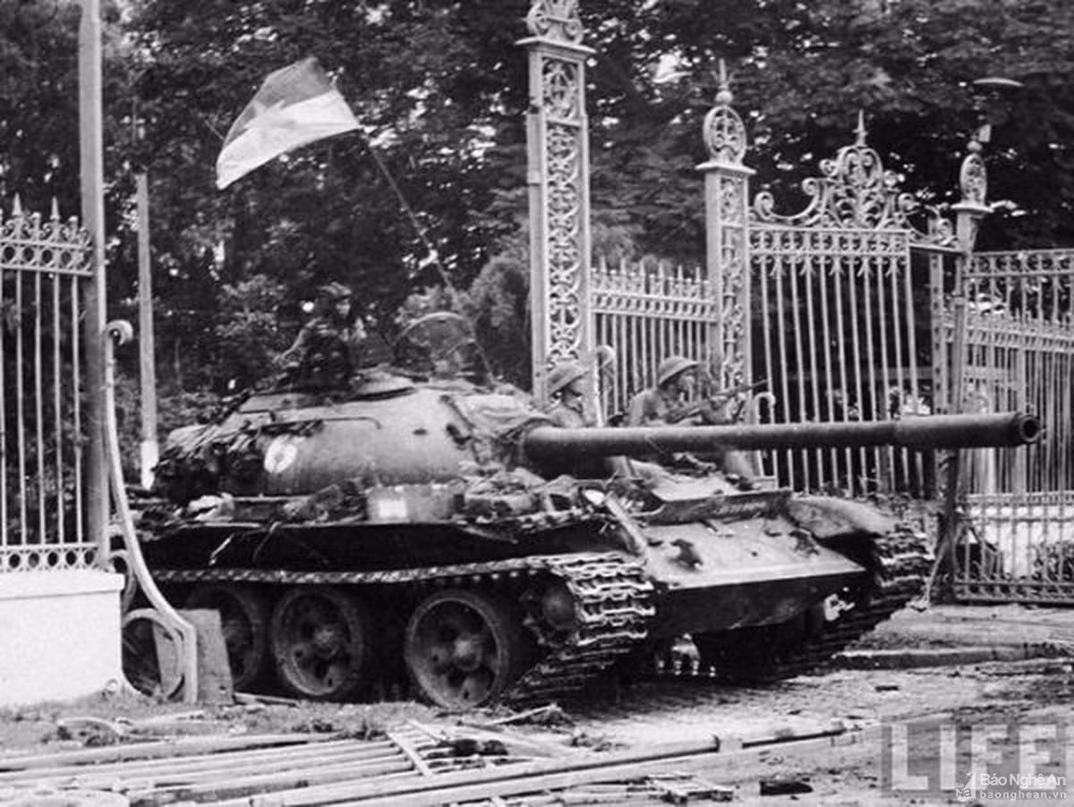 Trong quân đội ta trước đây, Type 59 còn thường được gọi bằng cái tên khác là T-59 để phân biệt với xe tăng T-54 của Liên Xô. Mặc dù ngoại hình gần như tương đồng, Type 59 vẫn có những điểm khá khác biệt so với T-54/55 của Liên Xô. Nguồn ảnh: Life.