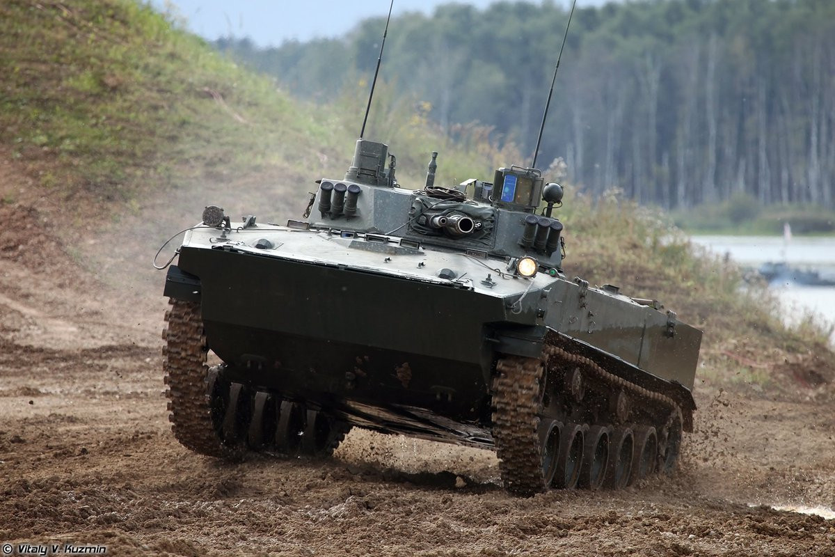 Loại thiết giáp nhảy dù này của Nga có khả năng lội nước khá tốt, tối đa có thể lên tới 10 km/h khi di chuyển dưới nước, rất thích hợp để tác chiến trong những khu vực có địa hình phức tạp mà xe tăng chủ lực khó có thể xoay sở được. Nguồn ảnh: BMDP.