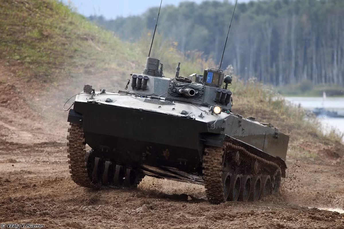 Loại thiết giáp nhảy dù này của Nga có khả năng lội nước khá tốt, tối đa có thể lên tới 10 km/h khi di chuyển dưới nước, rất thích hợp để tác chiến trong những khu vực có địa hình phức tạp mà xe tăng chủ lực khó có thể xoay sở được. Nguồn ảnh: BMDP.