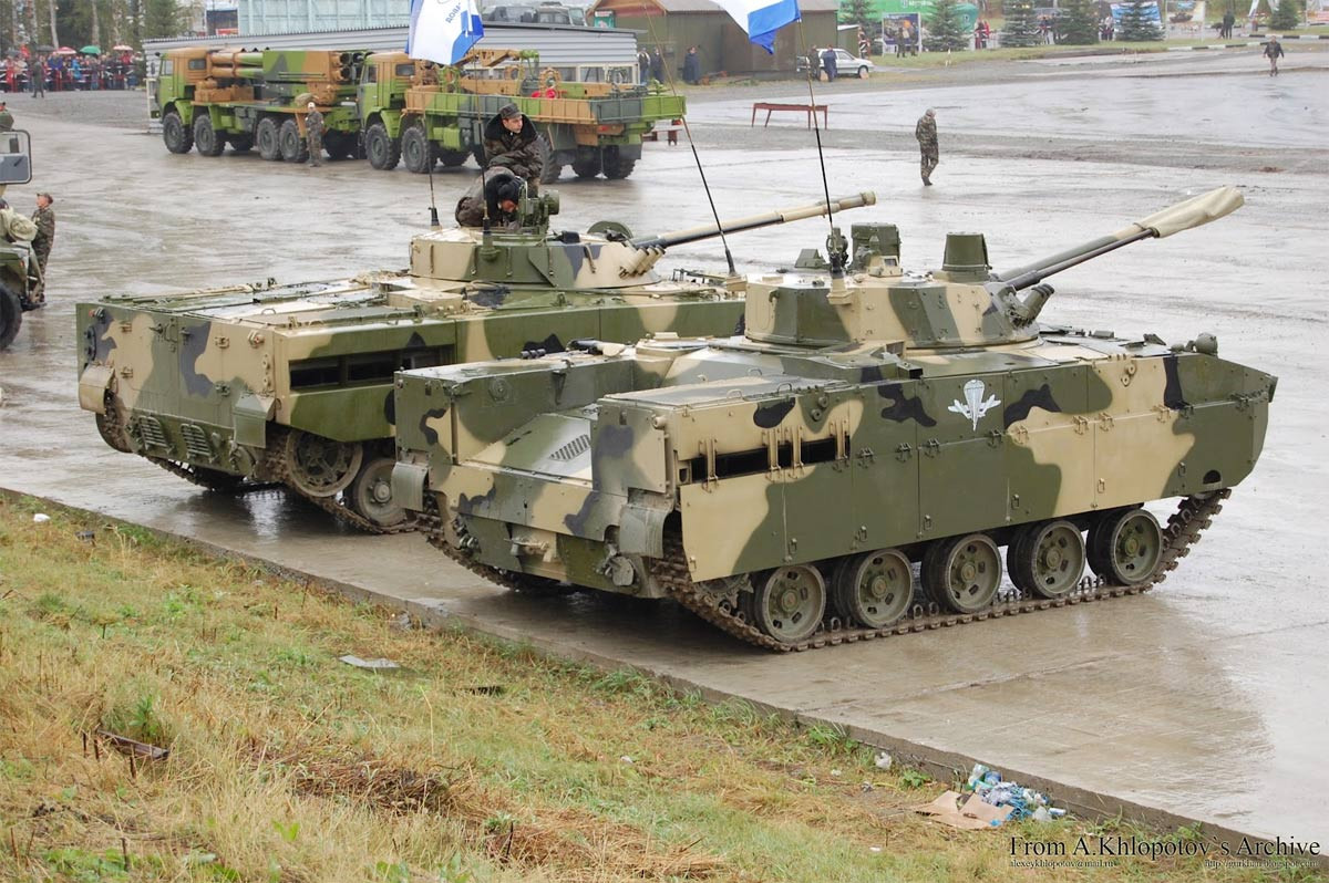 Để có được trọng lượng nhẹ đến như vậy, xe chiến đấu bộ binh BMD-4 có phần thân được cấu tạo bằng hợp kim nhôm, chỉ riêng phần tháp pháo được làm bằng thép. Nguồn ảnh: BMDP.