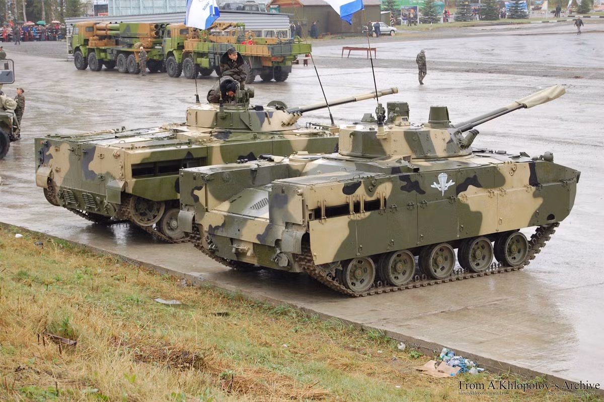 Để có được trọng lượng nhẹ đến như vậy, xe chiến đấu bộ binh BMD-4 có phần thân được cấu tạo bằng hợp kim nhôm, chỉ riêng phần tháp pháo được làm bằng thép. Nguồn ảnh: BMDP.