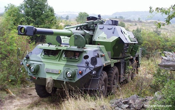 Hợp đồng trên cũng gây thắc mắc ngay tại Kiev, bởi việc mua pháo tự hành 152 mm lỗi thời Dana đặt ra nhiều câu hỏi với quá trình chuyển đổi được công bố của lực lượng vũ trang Ukraine sang cỡ nòng 155 mm chuẩn NATO.