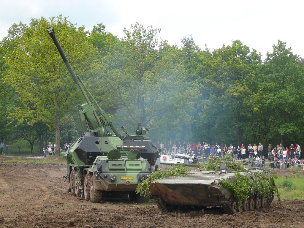 Bộ Quốc phòng Ukraine trước đây đã nhiều lần tuyên bố tình trạng thiếu đạn 152 mm một cách nghiêm trọng cũng như thiếu khả năng tự sản xuất loại đạn cỡ này. Tuy nhiên cũng có ý kiến đánh giá việc mua pháo tự hành Dana là giải pháp tình thế không thể làm khác trong lúc này.