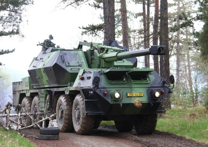 "Bộ Quốc phòng dự định mua pháo tự hành 152 mm vz. 77 Dana đã qua sử dụng, sửa chữa và kèm theo việc hiện đại hóa. Excalibur Army từ Cộng hòa Séc với Ukrspetsexport đã ký hợp đồng trị giá 40,3 triệu USD để trở thành nhà cung cấp các sản phẩm này".