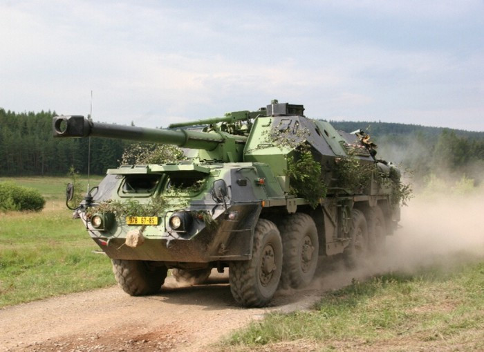 Dana cỡ 152 mm là loại pháo tự hành đặt trên khung gầm thiết giáp bánh lốp, được chế tạo vào năm 1976 tại doanh nghiệp ZTS-Dubnica ở Tiệp Khắc (nay là lãnh thổ của Slovakia), chính thức phục vụ từ năm 1977.